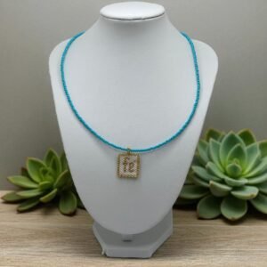 Collar con dije con la palabra Fé