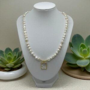 Collar perla de rio con dije imagen de Jesús