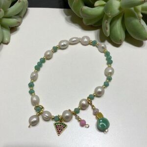 Pulsera Perla de rio con Cristales verde y dijes colgantes