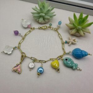Pulsera con dijes colgantes